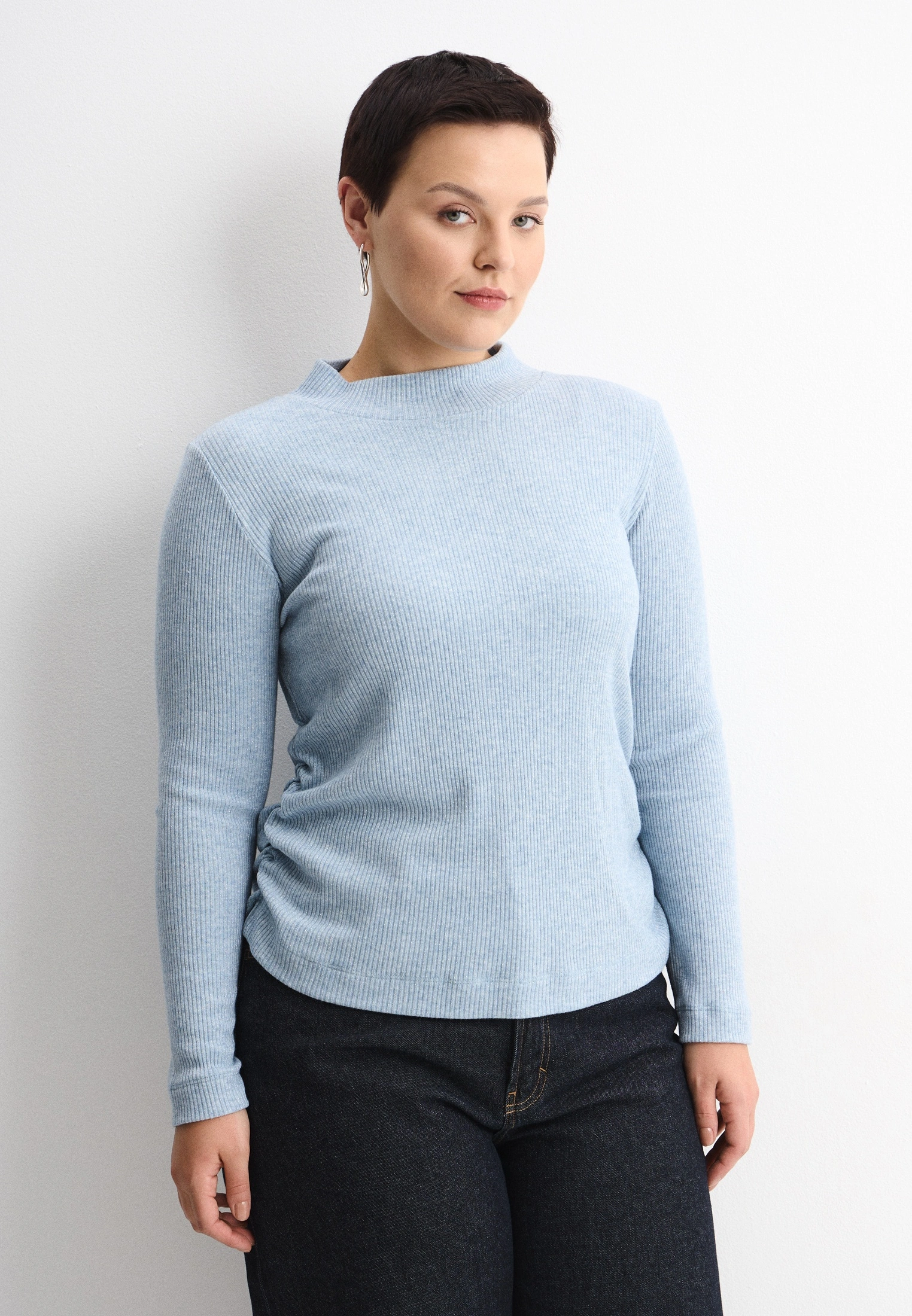 Джемперы и кардиганы